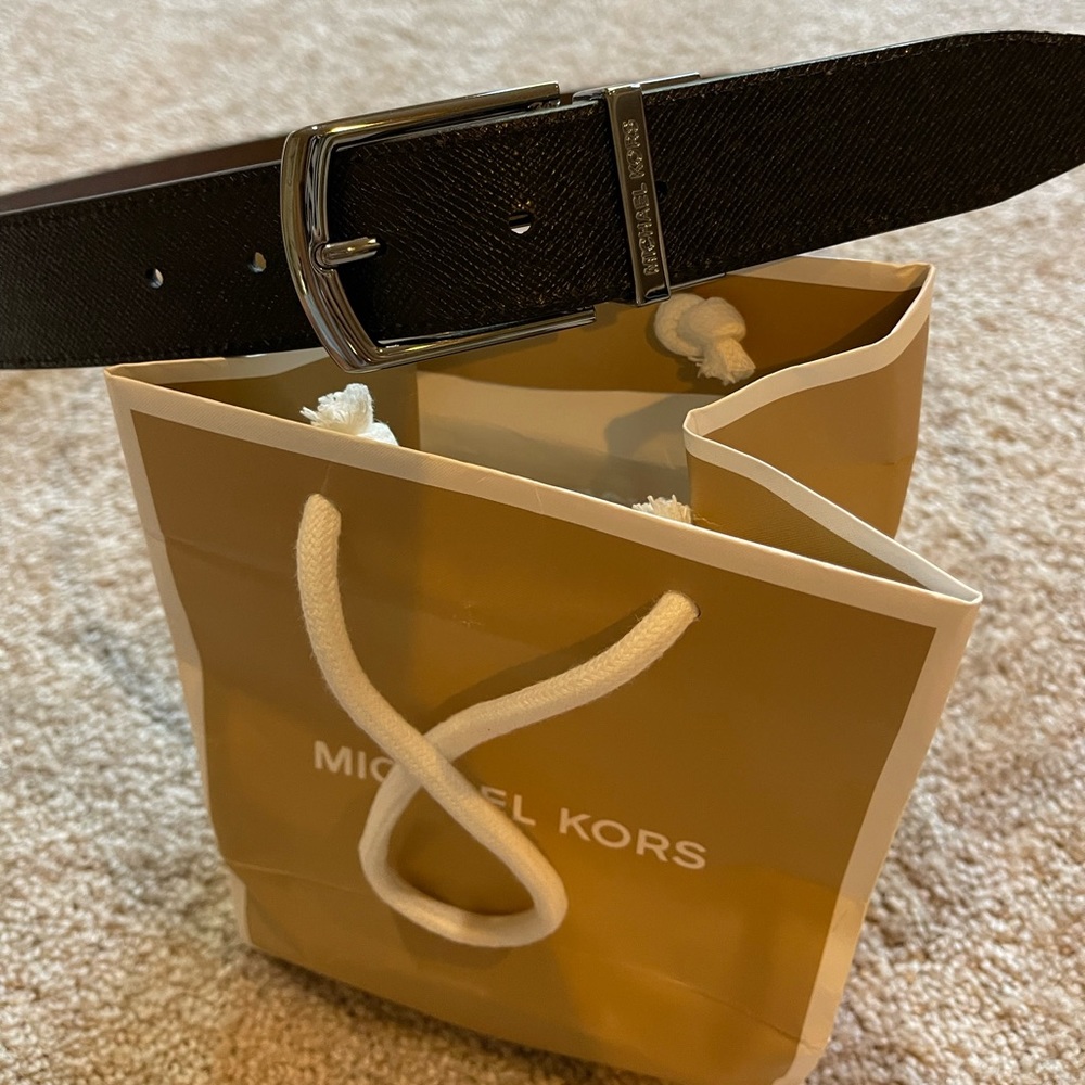 Michael Kors mens reversible and size customizable belt. Brown and black